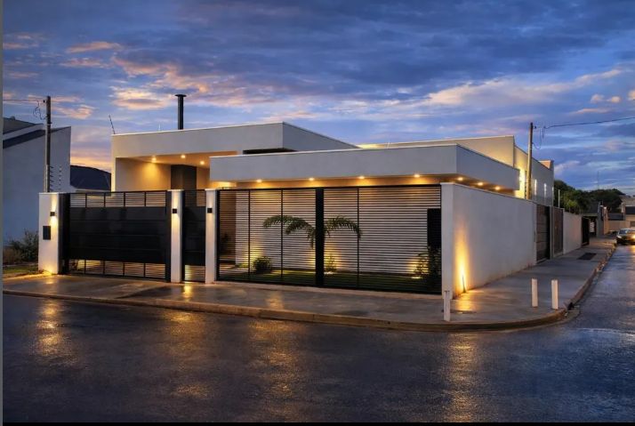 Fachada de casa construída pela Sollum, iluminada à noite